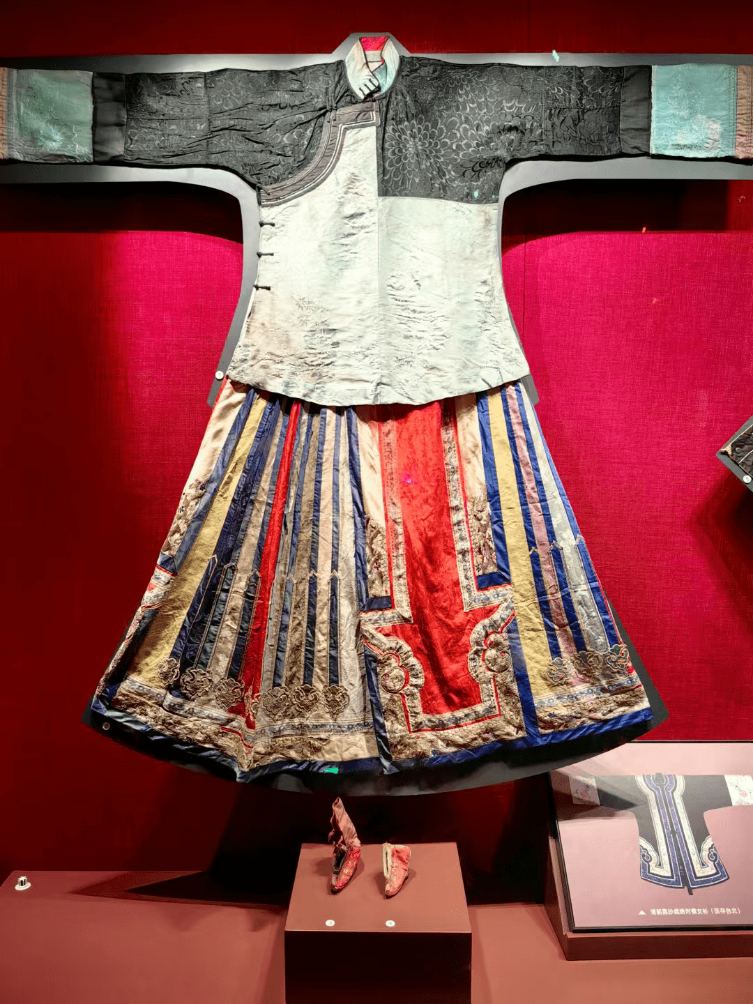 这个三寸金莲鞋，对比太强烈了